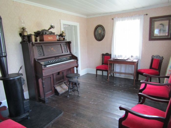 Highland-Village-Parlour